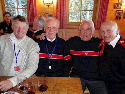 Bidl 1: Fritz Huber mit seinen Kollegen vom Wunderteam und mit Ehrenmitglied Michael Horn; Bild 2: Michael Huber übergibt an seinen Vater das KSC Geburtstagsgeschenk; Bild 3: Franz Pfurtscheller und der Jubilar