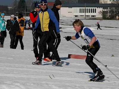 Johann Nöckler angefeuert von Sportwart Seppi Eberl