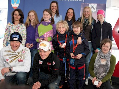 Die beiden Goldmedaillengewinner von Oslo mit dem erfolgreichen K.S.C. Nachwuchs sowie mit Klaus Sulzenbacher, Falko Krismayr (2. v. re.) und Günter Chromecek (1. v. re.)