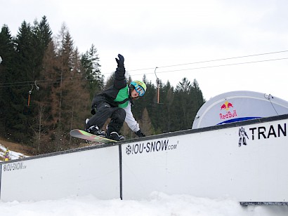 Snowboarder und Freeskier am Podium