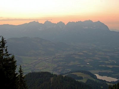 Nicht nur der Ausblick vom Hahnenkamm fasziniert - beim Auftakt zum "Treffpunkt auf der Starthütte" werden Köstlichkeiten rund um's Schwammerl serviert