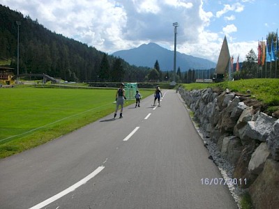 Die Rollerstrecke in Seefeld wurde auf Herz und Nieren geprüft (Bild 1). Die Kreiner-Brüder trainierten mit den Langläufern (Bild2) und im Bezirkstraining (Bild 3, 4) gings rauf zum Hahnenkamm sowie per Pedes durch den Bezirk. Auch die HIB (Bild 5) war am Hahnenkamm zu Gast. 