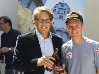 Nach seinem Sieg in Hall kann sich David das Bier schmecken lassen. Foto: SMPR