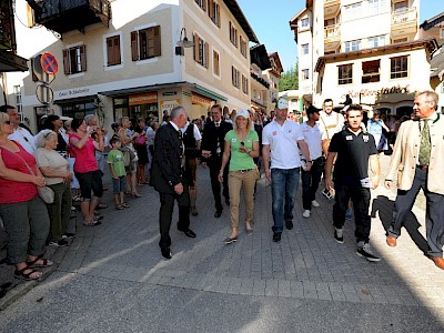 Einmarsch in St. Wolfgang, vorne Abfahrts-Ass Klaus Kröll.