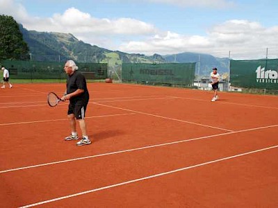 Spiel, Satz und Spaß am Tennisplatz