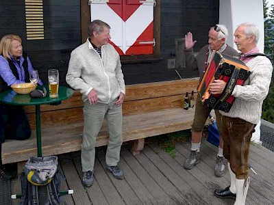 Beim Mitgliederstammtisch am Hahnenkamm feierte Hias Leitner seinen 77er.