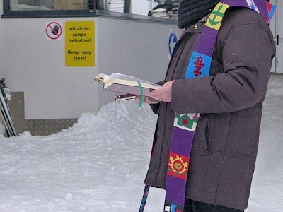 Pfarrer Michael Struzynski segnete Mitarbeiter, Skifahrer und die neue Waldebahn