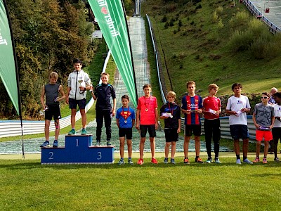 Siegerehrung Schüler 2, Spezialspringen. Florian Kröll (SC Mayrhofen) siegte, Rang zwei für Jonas Schuster (SV Innsbruck-Bergisel), 3. Marco Wörgötter (K.S.C.), 4. Raffael Zimmermann (Nordic Team Absam), 5. Xaver Aigner, 6. Elias Kogler, 7. Andreas Pisecker