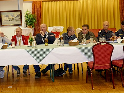 Zahlreiche Arbeitsgruppengespräche wurden nach der Sitzung geführt.