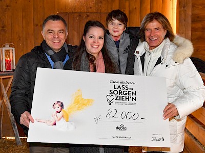 V.l.: Rainer Riedel (DEBRA Austria), Lena Riedel, Valentin, Hansi Hinterseer(Photo: ddp/Kerstin Jönsson).