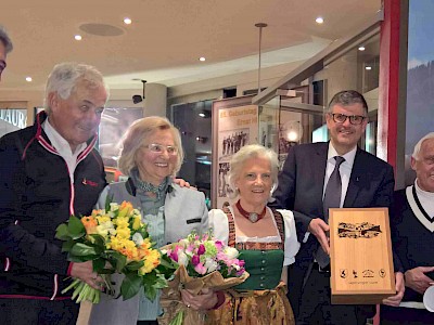 V.l.: Gerhard Eilenberger (Vize-Bürgermeister), Sepp Burger (Bergbahn), Reingard Hinterseer, Signe Reisch (Tourismus), Klaus Winkler (BGM), Ernst Hinterseer, Michael Huber (KSC)