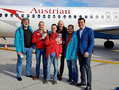 KSC-Mitglied Hannes Grander entzündet olympisches Feuer