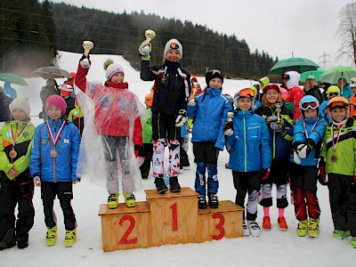 Simona Pöll und Rikard Knezevic siegen beim letzten Bezirkscupbewerb der Kinder