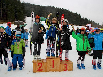 Simona Pöll und Rikard Knezevic siegen beim letzten Bezirkscupbewerb der Kinder