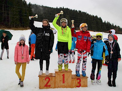 Simona Pöll und Rikard Knezevic siegen beim letzten Bezirkscupbewerb der Kinder