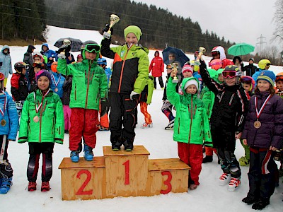 Simona Pöll und Rikard Knezevic siegen beim letzten Bezirkscupbewerb der Kinder