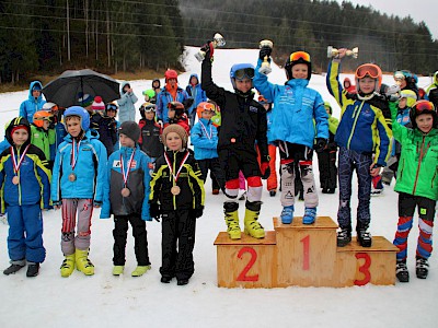 Simona Pöll und Rikard Knezevic siegen beim letzten Bezirkscupbewerb der Kinder