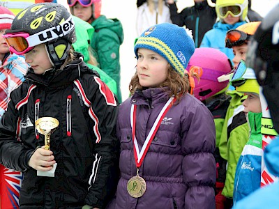 Simona Pöll und Rikard Knezevic siegen beim letzten Bezirkscupbewerb der Kinder