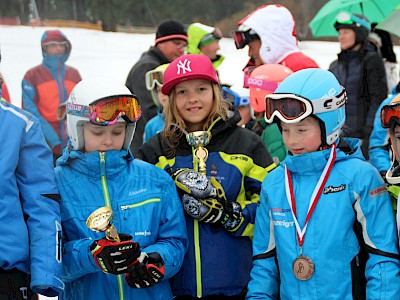 Simona Pöll und Rikard Knezevic siegen beim letzten Bezirkscupbewerb der Kinder