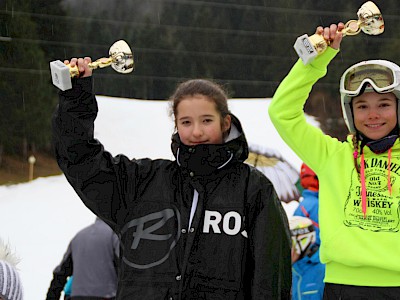 Simona Pöll und Rikard Knezevic siegen beim letzten Bezirkscupbewerb der Kinder