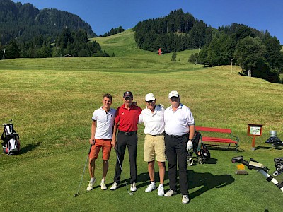 Golf im Zielgelände der Hahnenkamm-Rennen