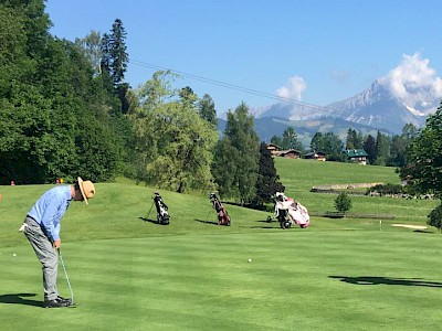 Golf im Zielgelände der Hahnenkamm-Rennen