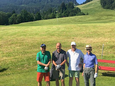 Golf im Zielgelände der Hahnenkamm-Rennen