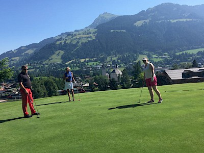 Golf im Zielgelände der Hahnenkamm-Rennen