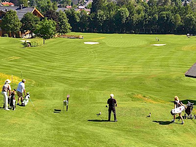 Golf im Zielgelände der Hahnenkamm-Rennen