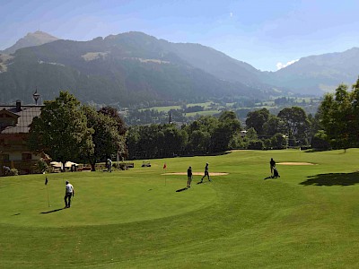 Golf im Zielgelände der Hahnenkamm-Rennen