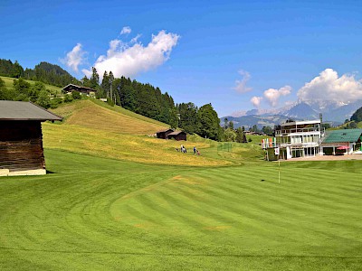 Golf im Zielgelände der Hahnenkamm-Rennen