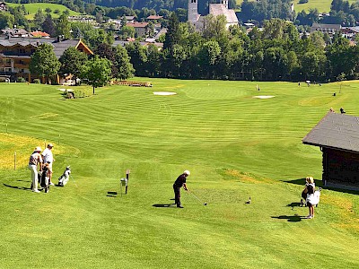 Golf im Zielgelände der Hahnenkamm-Rennen