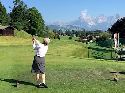 Golf im Zielgelände der Hahnenkamm-Rennen