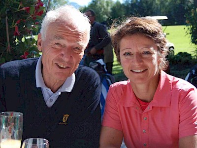 Baron Ali Wolffersdorff (Toni's bester Freund) und Sarah Lewis, Generalsekretärin der FIS