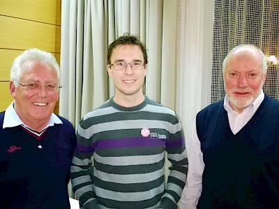 Wilfried Leitzinger und Arthur Huber freuen sich mit Alexander Katholnig