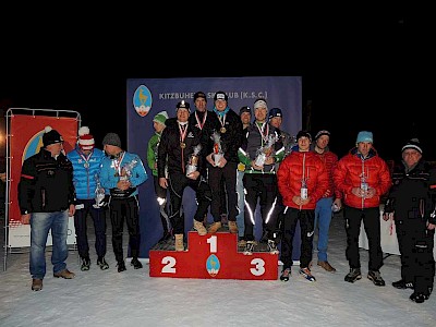 Siegerstaffel Herren Bildmitte Arnold Egger, Tobias Moosmann, Christian Kitzbichler (alle SC Kössen, schwarze Anoraks)