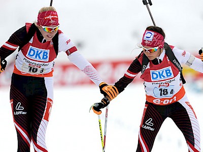 Dunja Zdouc (re.) übergab an Schlussläuferin Lisa Hauser - Foto: ÖSV/GEPA