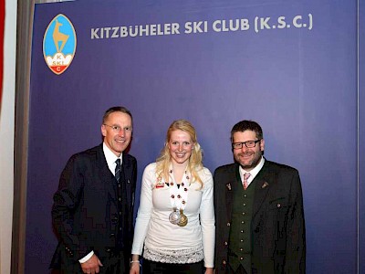 Präsident Michael Huber (li) und BM Stefan Jöchl (re) mit Lisa Hauser