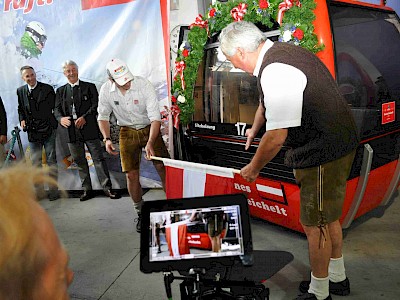 Bergbahn-Chef Dr. Josef Burger übergibt Hannes Reichelt die Gondel.