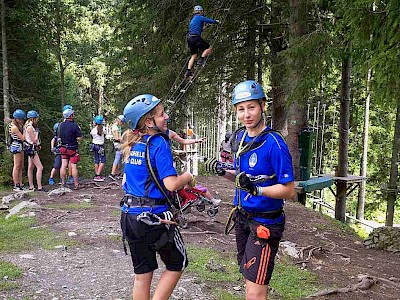 Das alpin Team im Vordergrund Barbara Luxner u. Sophie Zwicknagl