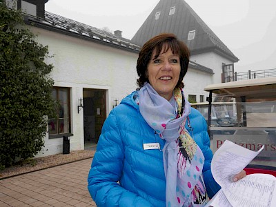 Maria schaut, ob alles eingehalten wird