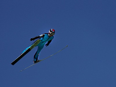 Elias Kogler springt erneut auf das Podium