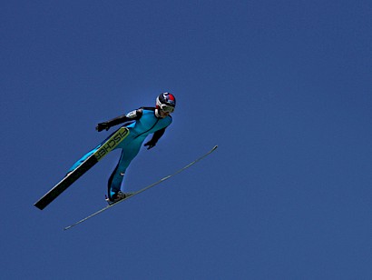 Elias Kogler springt erneut auf das Podium