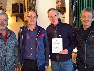 V.l.: Uli Aufschnaiter (TSV-Bezirksreferent), Hans Schneider (TSV Referent Stv. Kampfrichterwesen), Michael Huber, Hanspeter Krepper (Gebiets-KR Bezirk & TSV Biathlon)