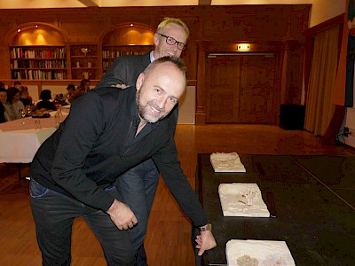 Stefan Aufschnaiter "Stau" mit Hermann Kralinger - mit den Modellen des olympischen Dorfes. Foto: © KSC