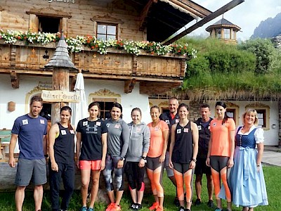 Mit Trainer Peter Petscharnig, Anna Veith, Theresa Steinlechner, Bianca Venier, Stephanie Resch, Michaela Kirchgasser, Gruppentrainer Meinhard Tatschl, Carina Dengscherz, Physiotherapeut Stefan Simon, Mirjam Puchner und Stanglwirt-Direktrice Trixi Moser.