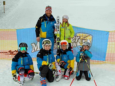 Simona Pöll siegt beim Kinderskitag in Mayrhofen