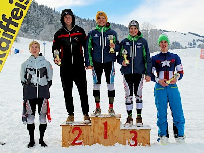 Drei Stockerlplätze bei der Bezirksmeisterschaft im Slalom der Schüler