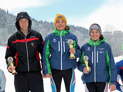 Drei Stockerlplätze bei der Bezirksmeisterschaft im Slalom der Schüler