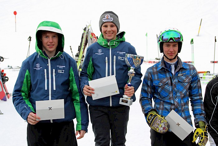 Christoph Pöll ist Bezirksmeister im Super-G - 